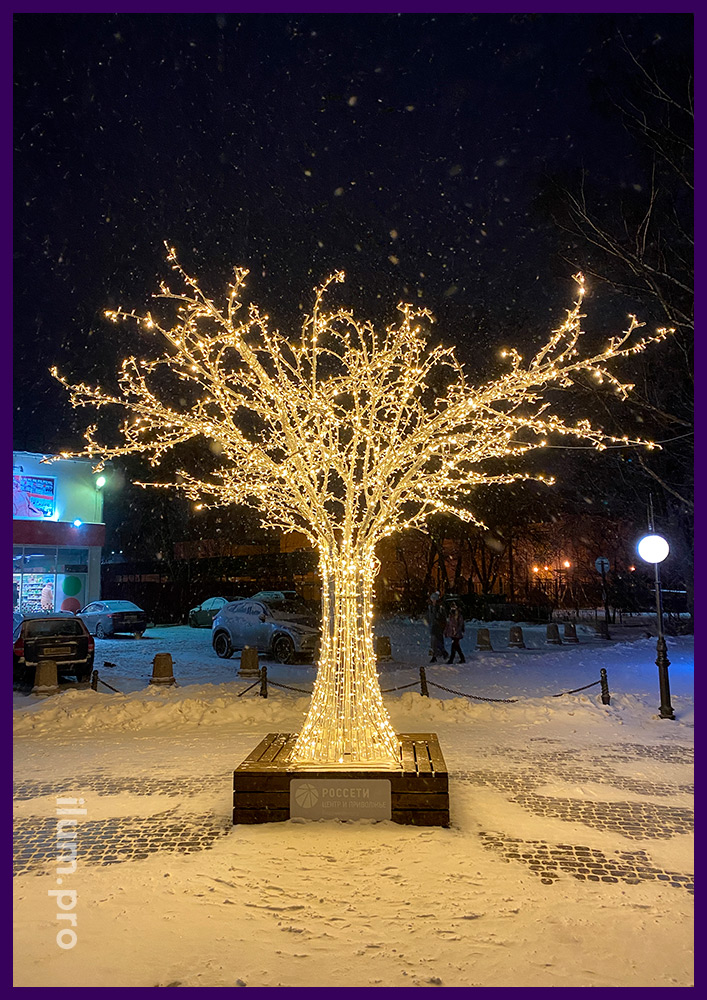 Дерево из алюминиевых труб с гирляндами тёпло-белого цвета во Владимире