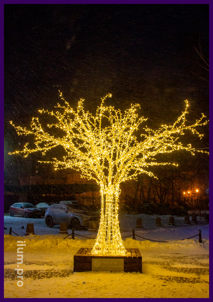 Украшение городской площади светодиодным деревом с гирляндами и лавочкой