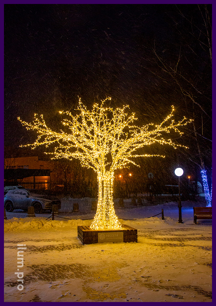 Тёпло-белое дерево из металлического каркаса и уличной иллюминации во Владимире