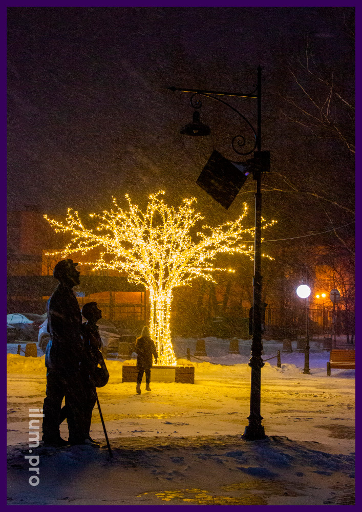 Украшение городской площади на Новый год светодиодным деревом с гирляндами