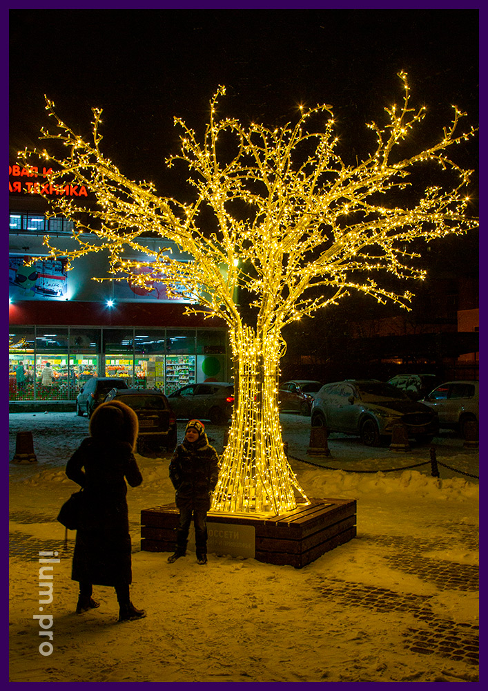Новогоднее дерево с подсветкой уличными гирляндами для украшения площади