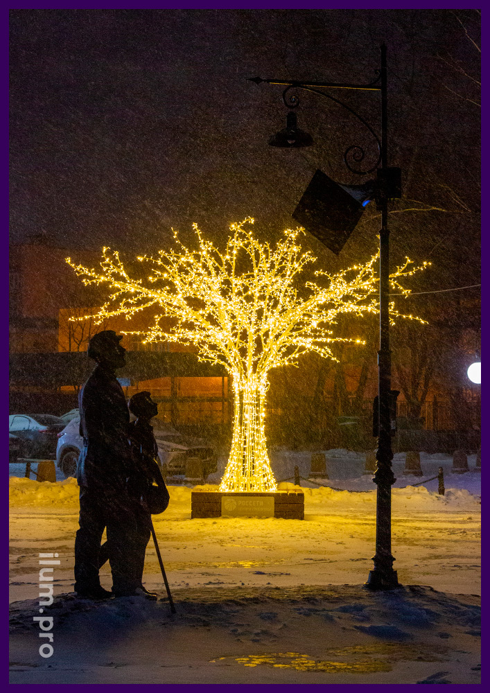 Уличная иллюминация в форме дерева с лавочкой на Новый год во Владимирской области