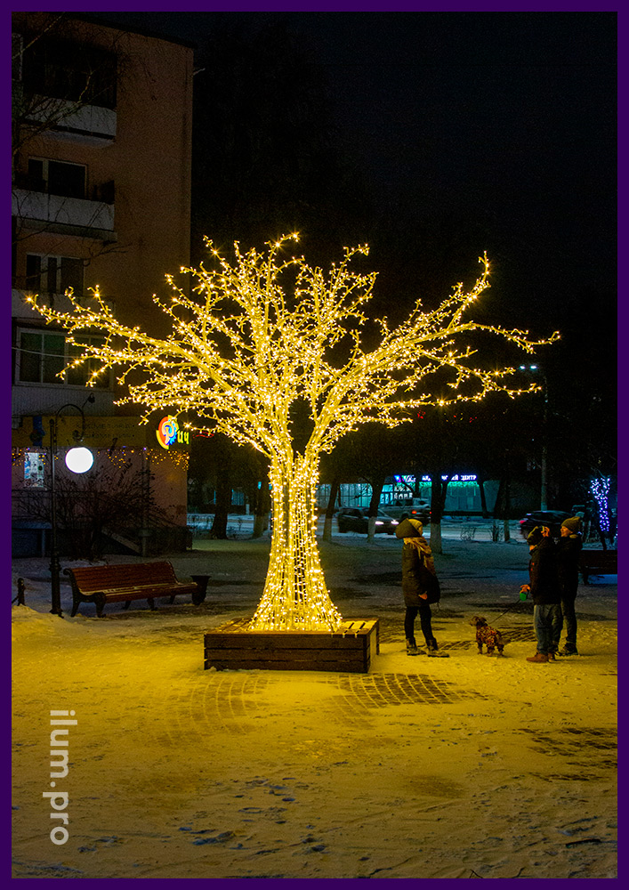 Светодиодные деревья из гирлянд на металлическом каркасе для украшения улиц на Новый год