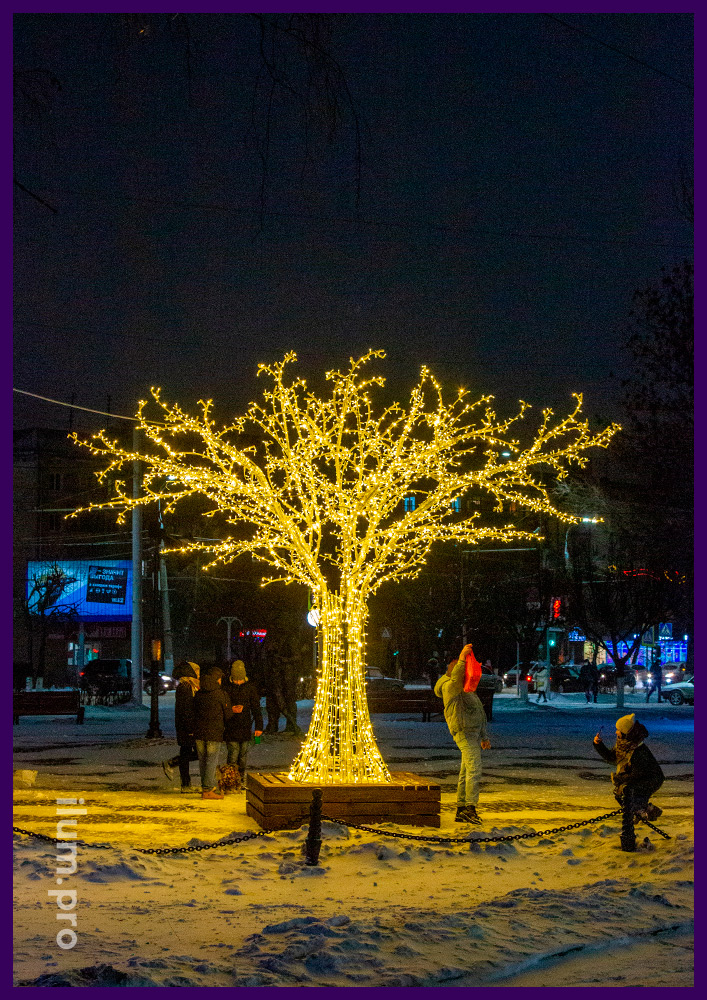 Большое светящееся дерево на площади у памятника Левитану во Владимире