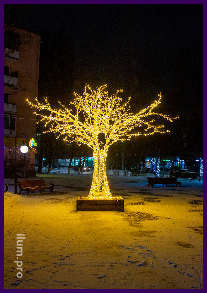 Новогоднее украшение площади светодиодным деревом из гирлянд на каркасе из алюминия