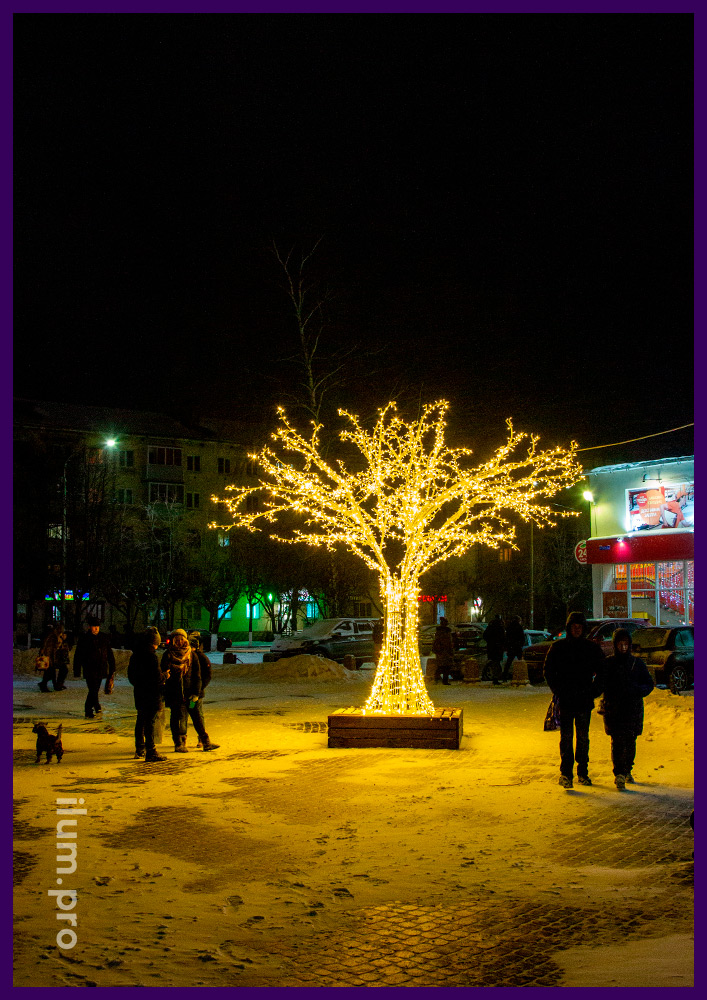 Ветки дерева из алюминиевых труб с подсветкой гирляндами тёплых оттенков на Новый год