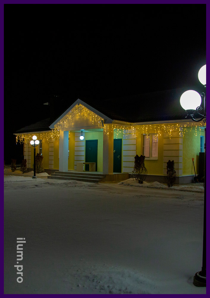 Подсветка уличными гирляндами крыши коттеджа, монтаж иллюминации за 1 день во Владимирской области