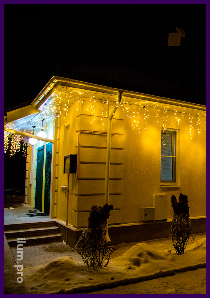 Подсветка дома тёплыми гирляндами с мерцанием, украшение крыши на Новый год