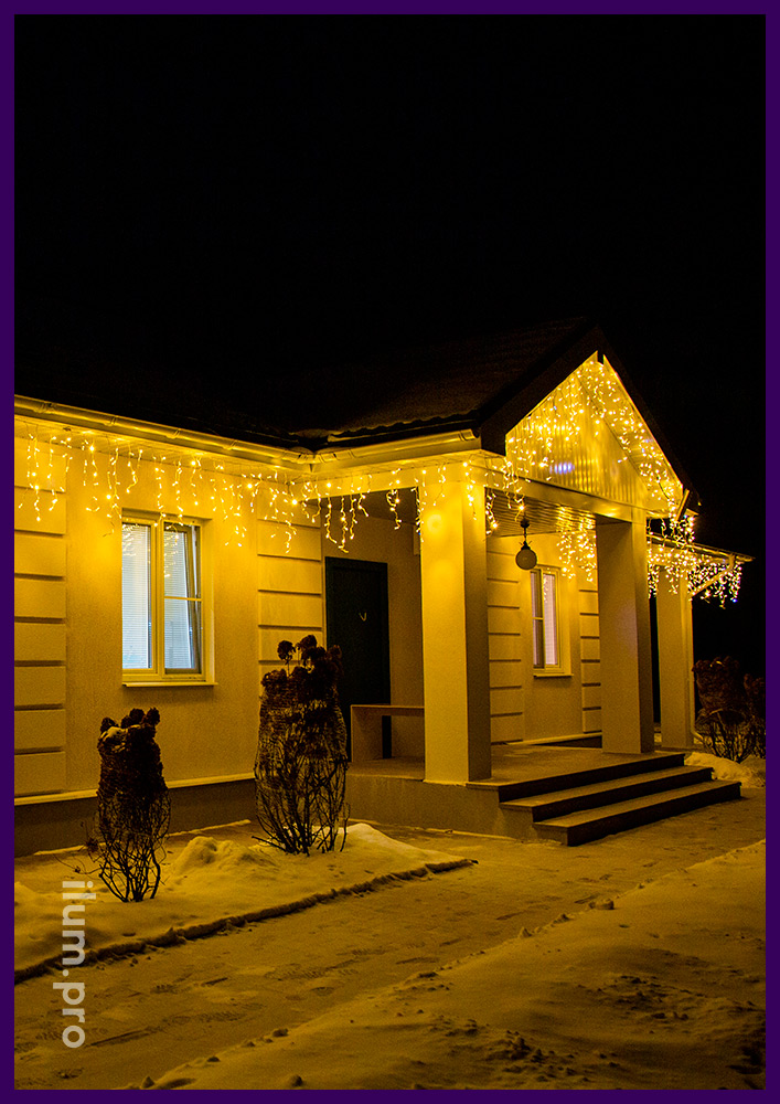 Новогодняя подсветка дома и дерева на участке светодиодными гирляндами тёплого оттенка