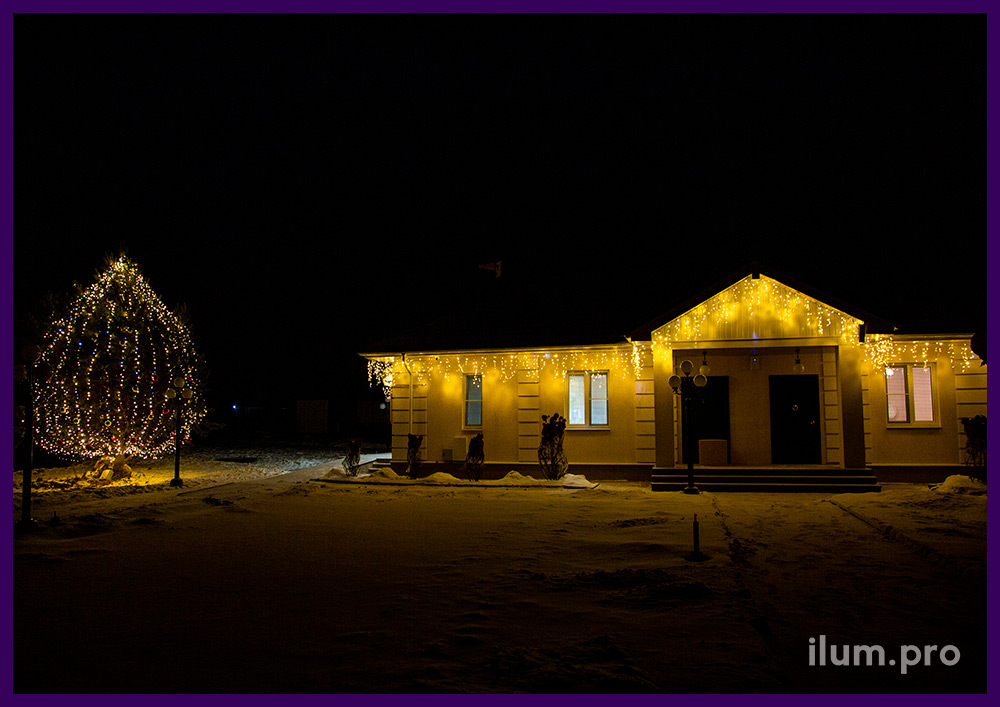 Декор сосны игрушками и нитями, подсветка бахромой контуров крыши частного дома на Новый год