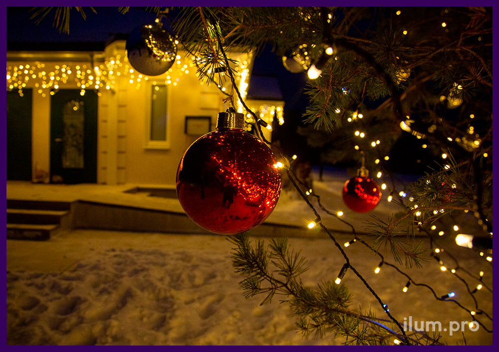 Новогоднее украшение частного дома и ёлки во Владимирской области уличными гирляндами