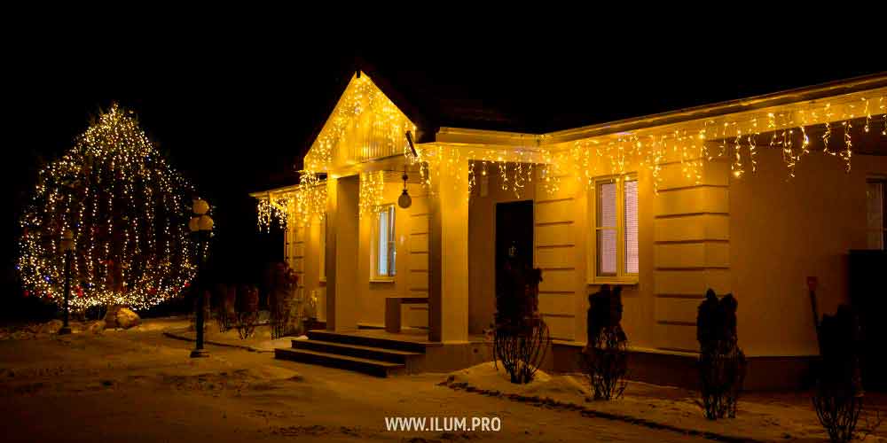 Подсветка дома и дерева светодиодными гирляндами IP65 на Новый год, ёлочные игрушки на сосне