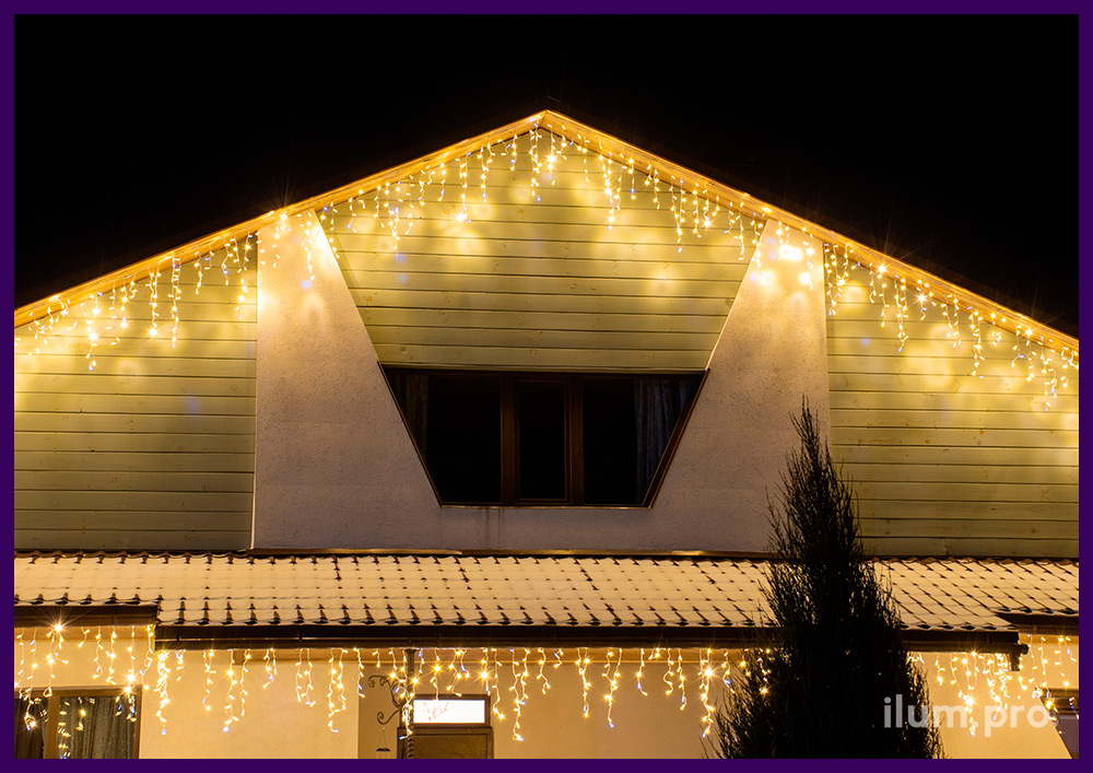 Новогодняя подсветка частного дома во Владимирской области, светодиодная бахрома на крыше