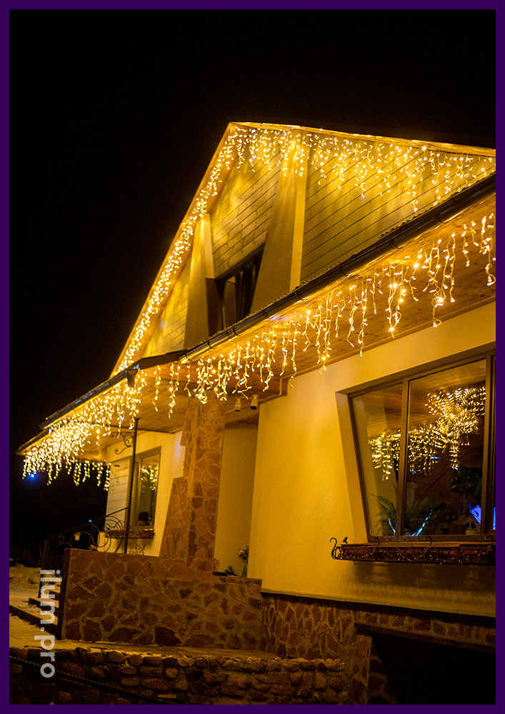 Подсветка фасада частного дома новогодней иллюминацией с тёплым свечением