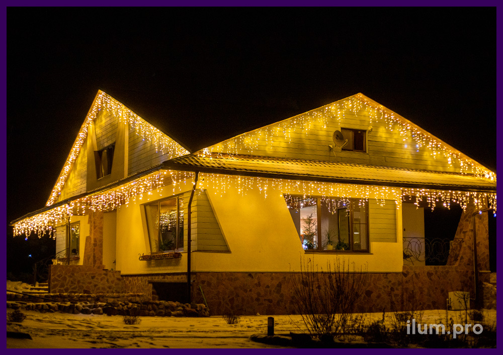 Украшение дома гирляндами к Новому году, подсветка контура крыши бахромой