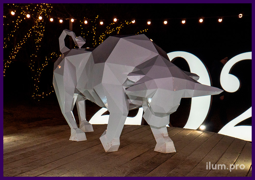 Металлическая скульптура в форме быка белого цвета - фотозона на набережной Анапы в 2021 году