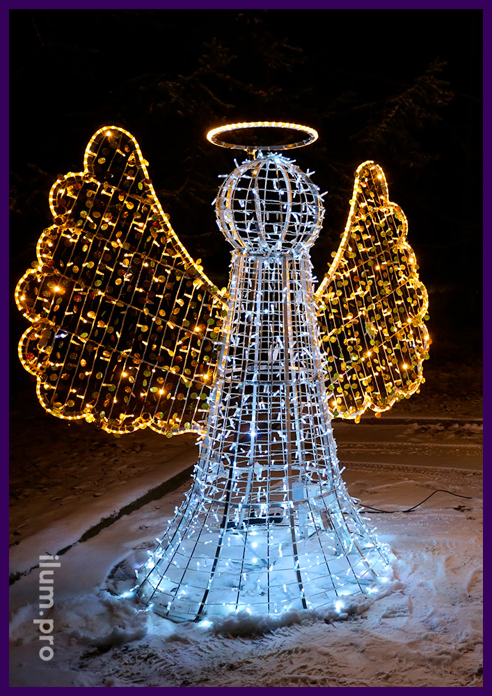 Уличная фигура ангела с нимбом и золотыми крыльями из блёсток и гирлянд разных цветов
