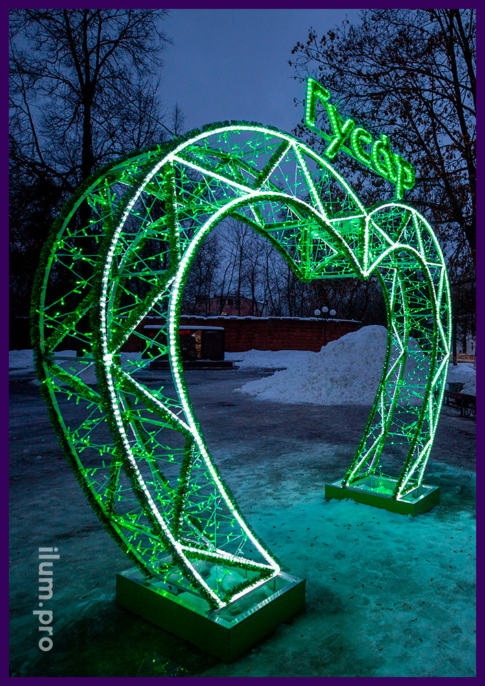 Новогодняя арка в форме сердца с зелёными и белыми уличными гирляндами в центре города