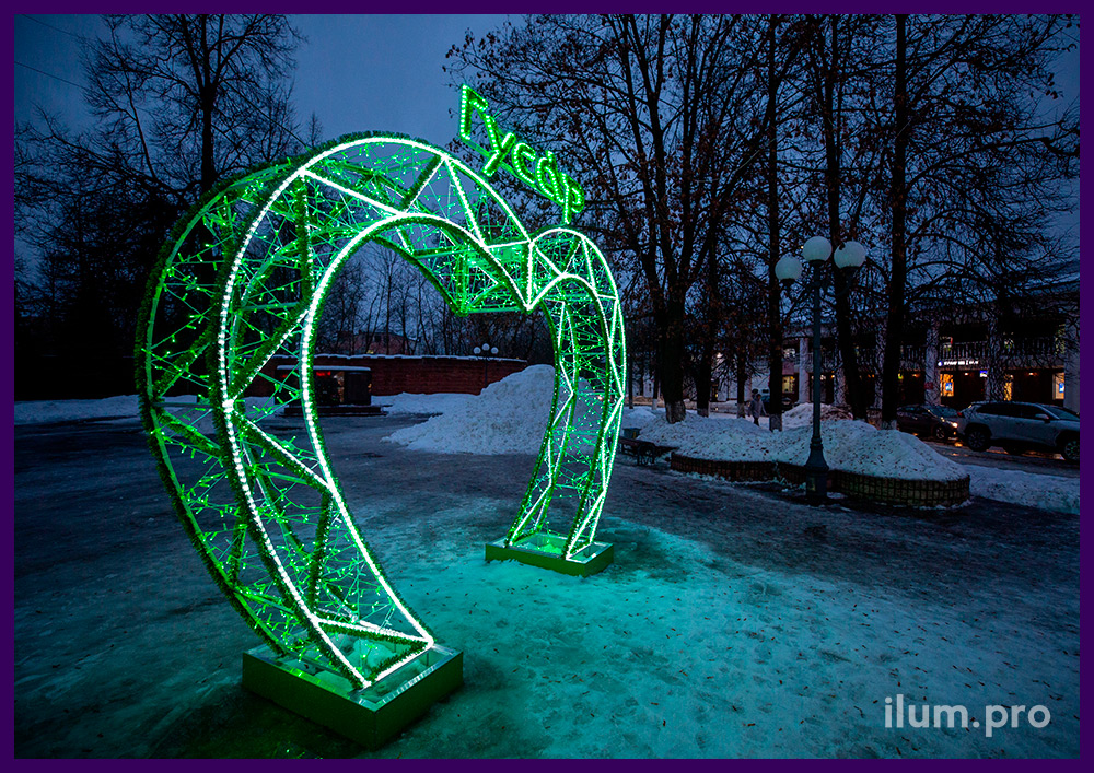 Новогоднее украшение улицы светодиодными арками в форме сердца с белыми и зелёными гирляндами