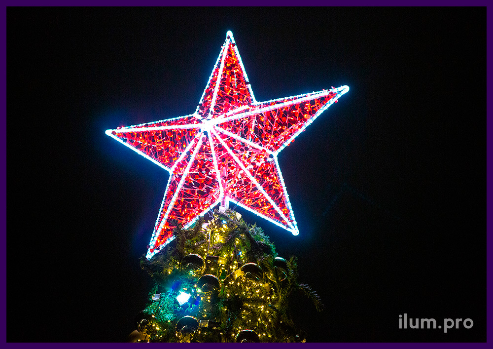 Новогоднее украшение площади ёлкой с красной макушкой из гирлянд в форме звезды