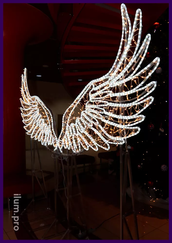 Светодиодная композиция из алюминиевого профиля и уличных гирлянд в виде белых крыльев