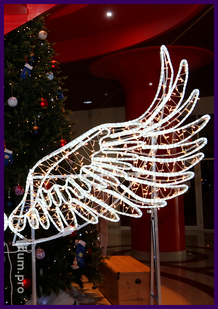 Иллюминация в Тарко-Сале, фотозона со светодиодными гирляндами в форме крыльев ангела