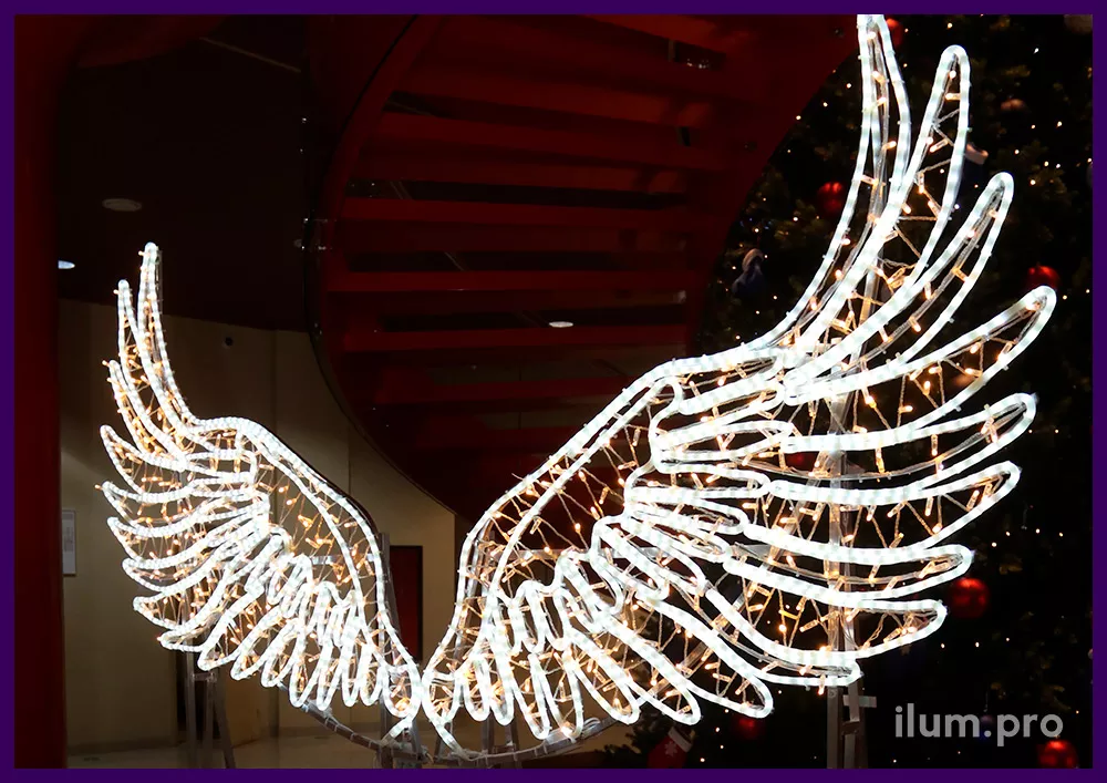 Светящиеся крылья с гирляндами белого цвета для украшения интерьера на Новый год