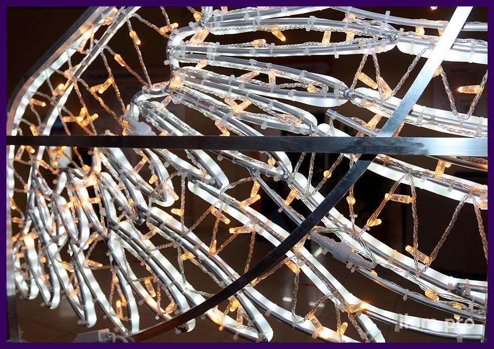 Крылья из гирлянд и светового шнура на металлическом каркасе в Тарко-Сале на Новый год