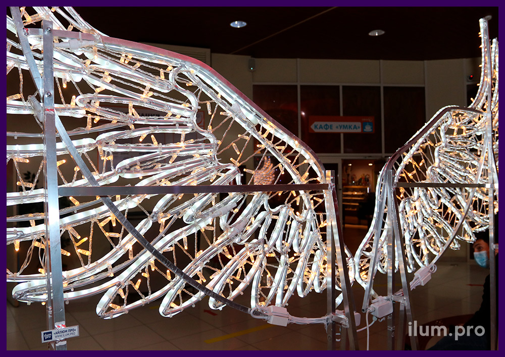 Украшение Тарко-Сале на новогодние праздники светодиодной фотозоной в виде крыльев