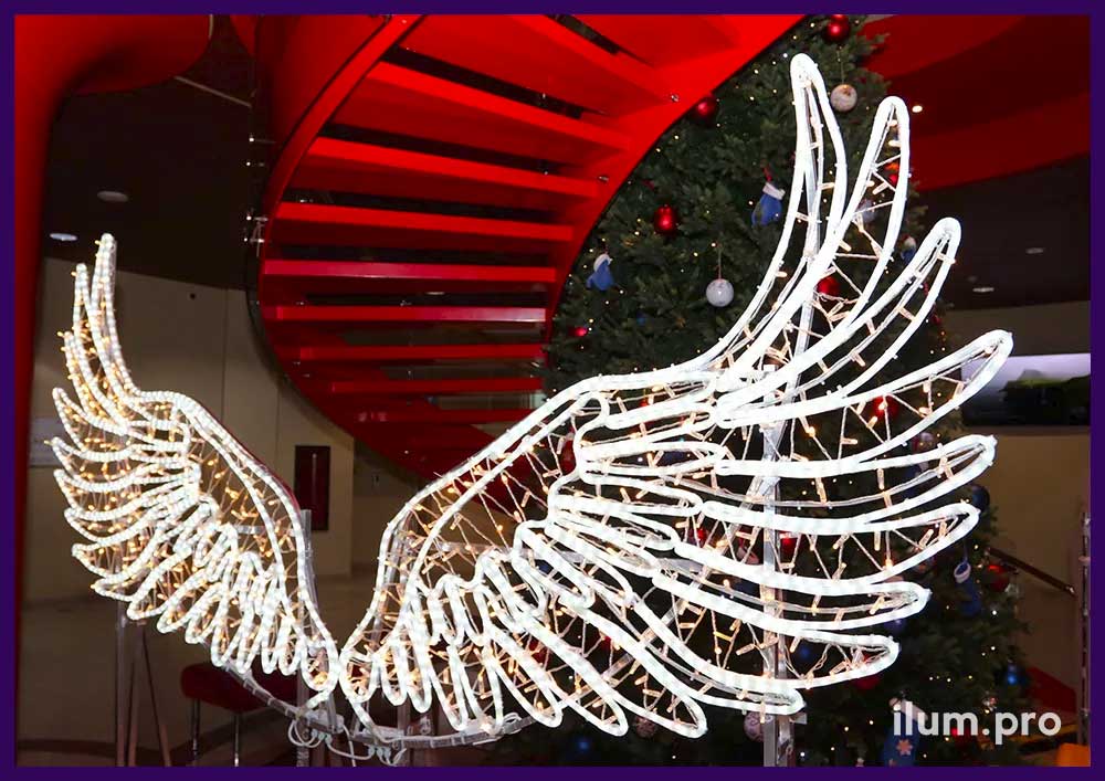 Новогодняя фотозона в виде белых крыльев из гирлянд на нержавеющем каркасе в Тарко-Сале