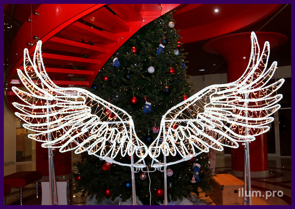 Новогодняя фотозона в форме светящихся крыльев с гирляндами и дюралайтом