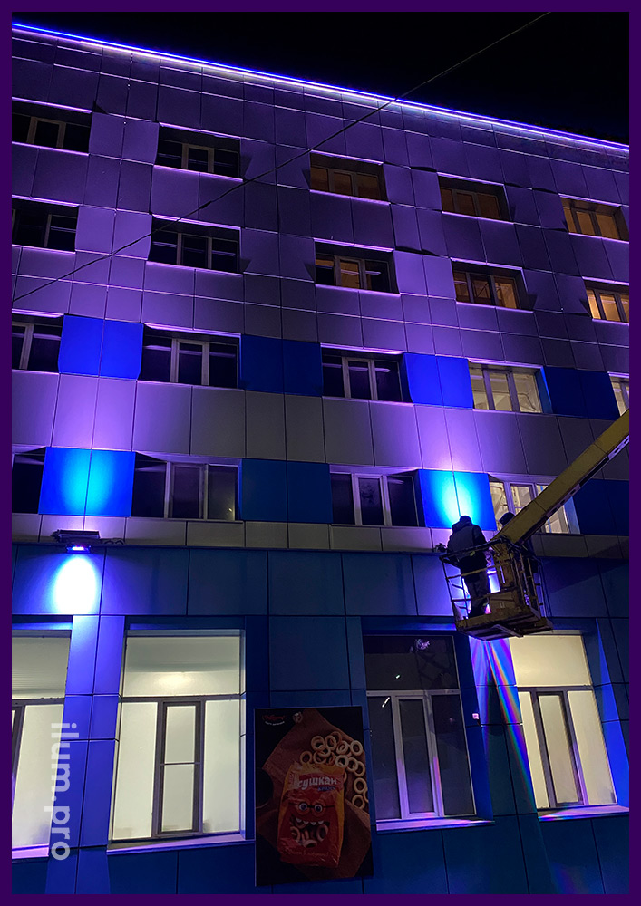 Монтаж архитектурной подсветки на фасаде здания во Владимире, юстировка луча