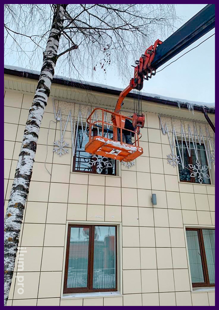 Украшение фасада светодиодными консолями белого цвета в Архангельской области