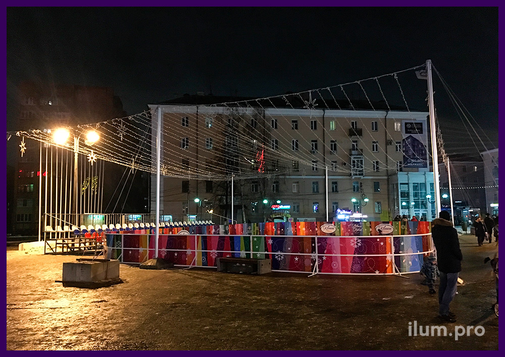 Монтаж светодиодных гирлянд над катком в центре города на Новый год
