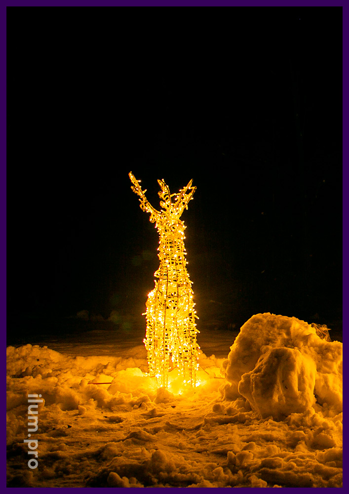 Декоративная фигура оленя с подсветкой уличными гирляндами на алюминиевом каркасе