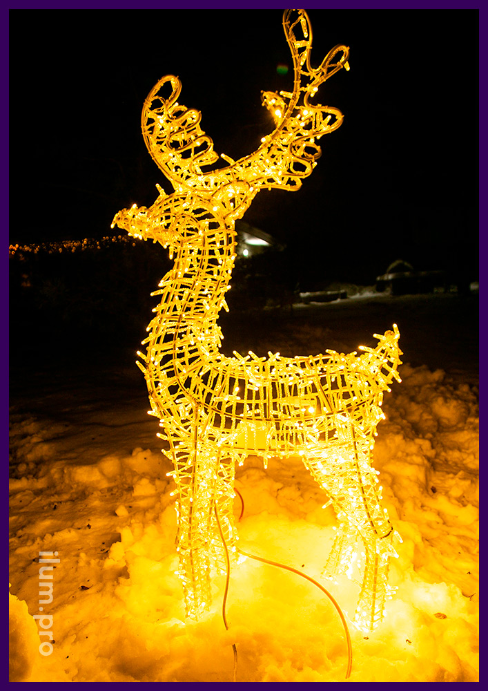 Новогоднее украшение участка световыми фигурами оленей с уличными гирляндами