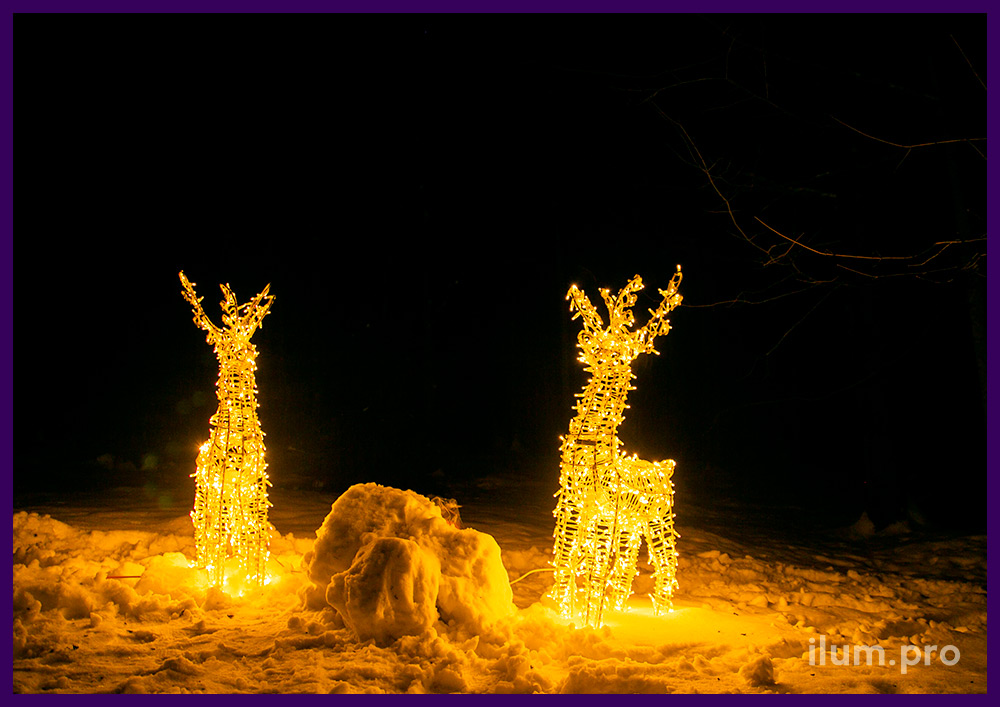 Новогодние декорации для парка и сквера в форме оленей с уличной подсветкой гирляндами