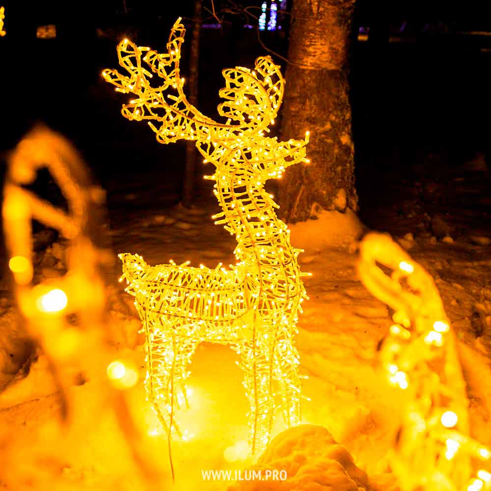 Светящиеся олени для украшения территории на Новый год
