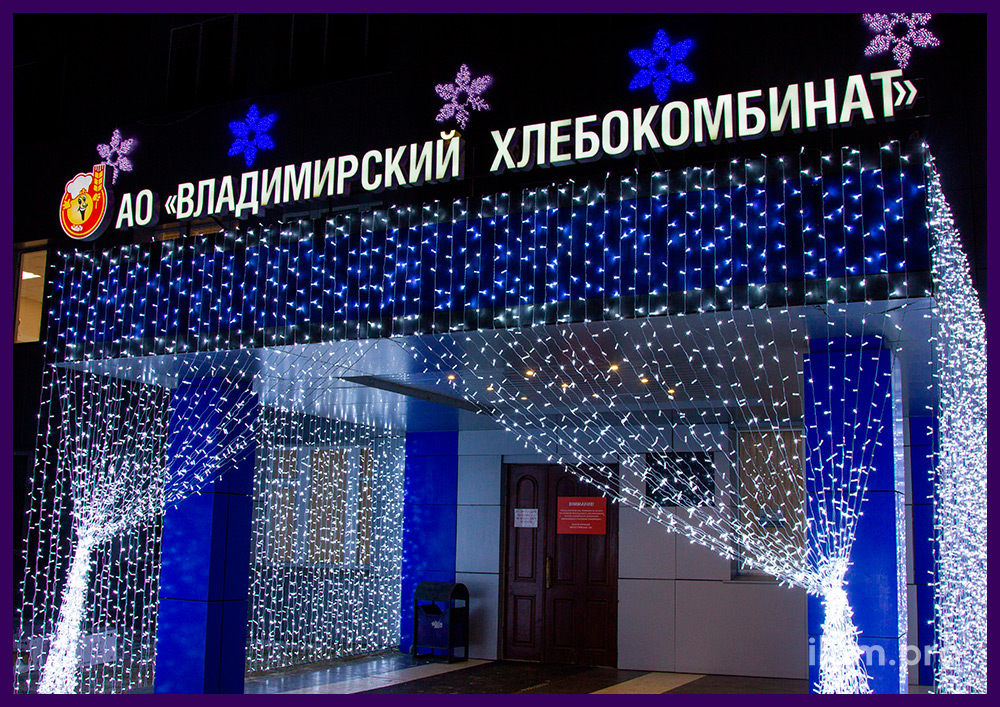 Новогоднее освещение фасада здания во Владимире красивыми гирляндами на белом проводе