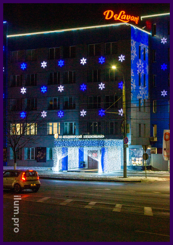 Уличные гирлянды белого цвета для украшения фасада здания во Владимирской области
