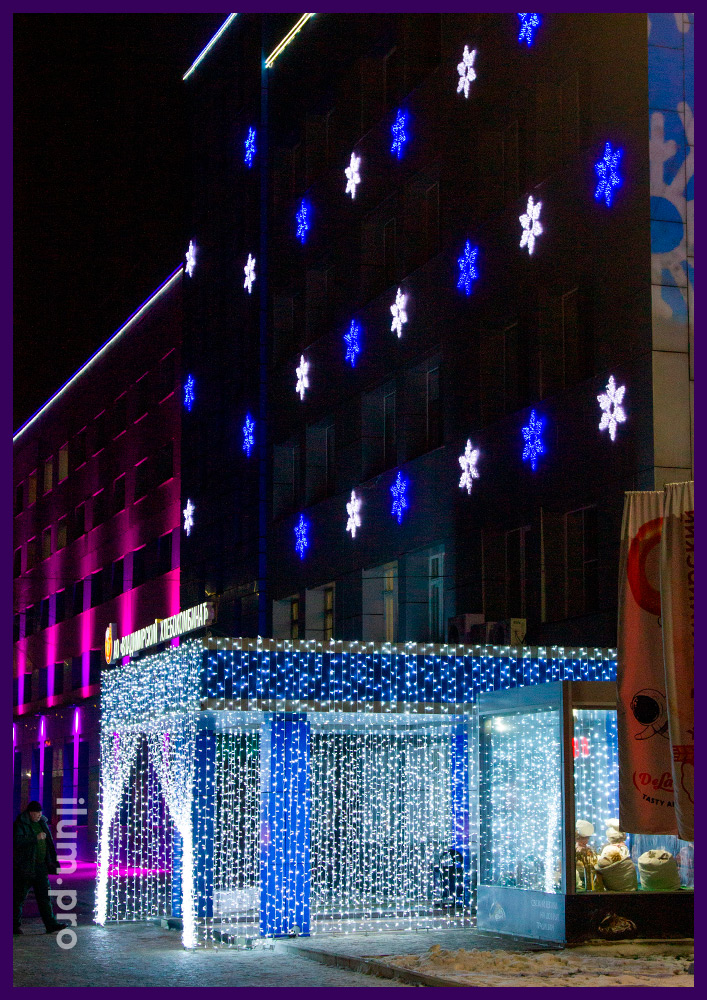 Светодиодный занавес на алюминиевом каркасе для подсветки входной группы здания на праздники