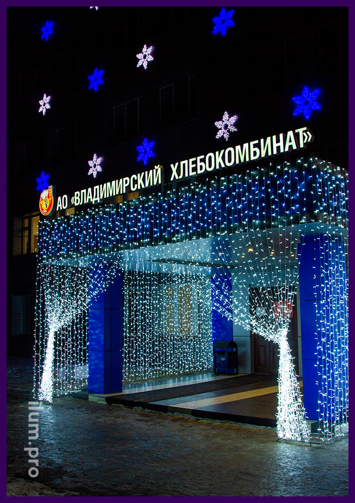 Иллюминация светодиодная из белых гирлянд для новогоднего украшения здания