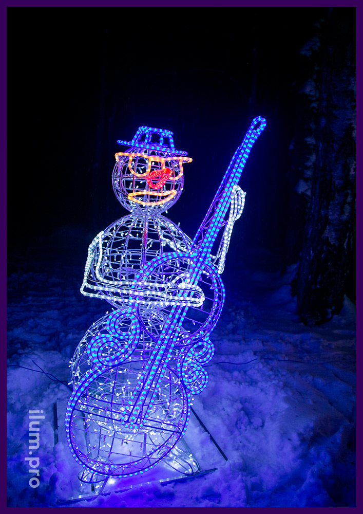 Новогодние декорации с гирляндами в форме снеговиков с музыкальными инструментами