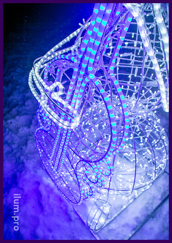 Каркасный снеговик из алюминиевого сплава и светодиодных гирлянд разных цветов