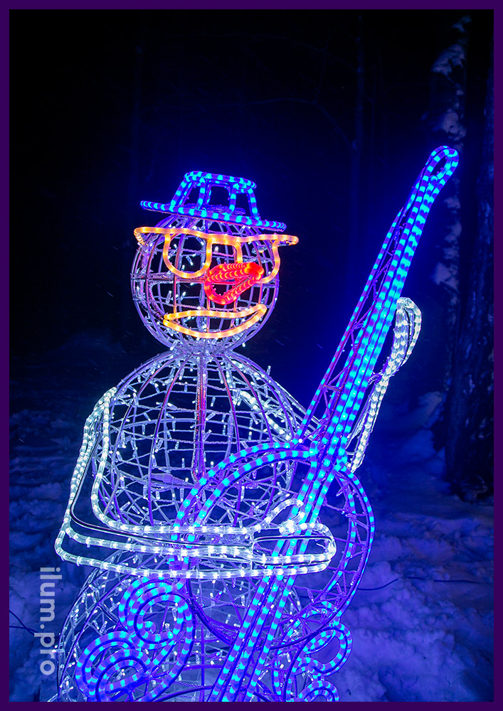Фигура снеговика с гирляндами для украшения территории на Новый год и Рождество