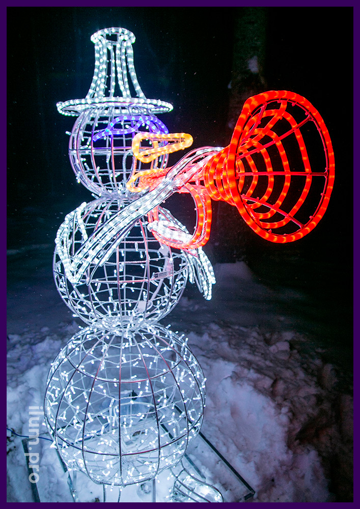 Снеговик с музыкальным инструментом из металлического каркаса и уличной иллюминации