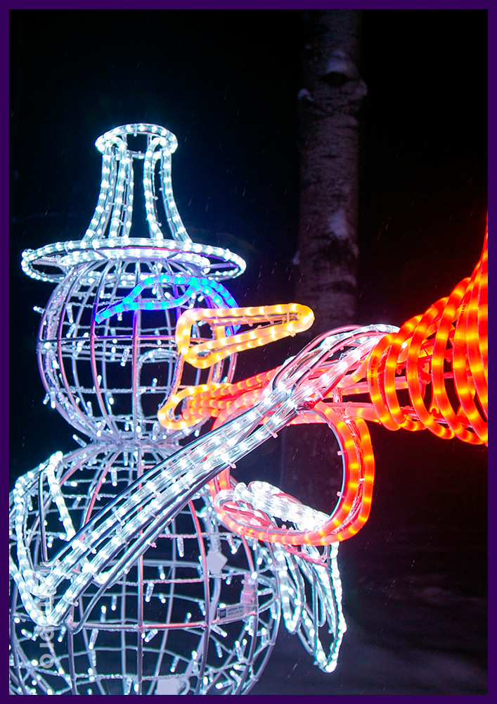 Фигуры снеговиков с трубой и контрабасом из алюминиевого каркаса и светодиодных гирлянд