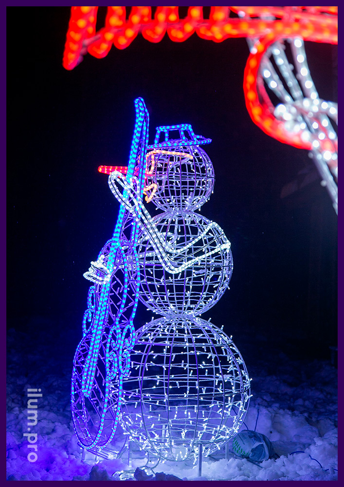 Снеговик из металлической проволоки, с подсветкой гирляндами и матовым дюралайтом