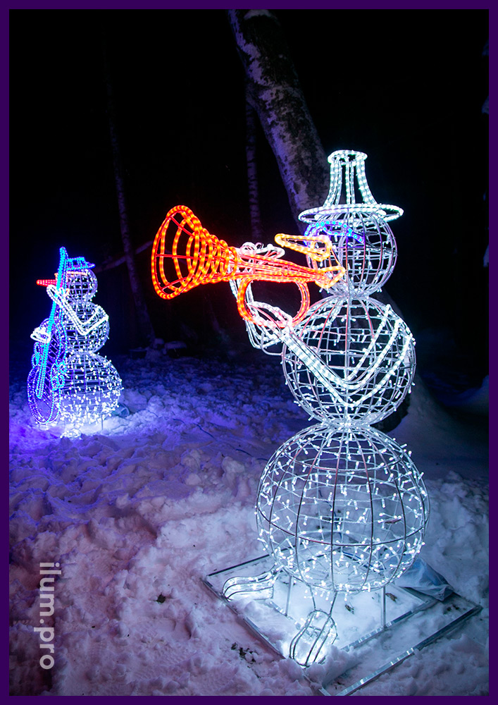 Декоративные фигуры из металлического каркаса в форме снеговиков с гирляндами