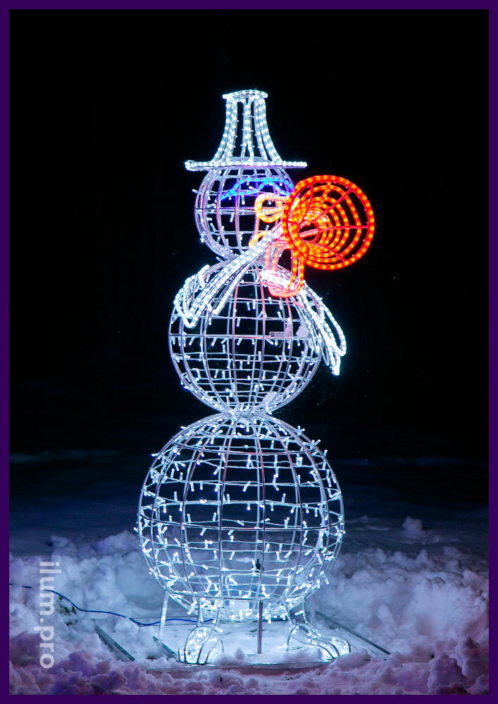 Снеговик из металлического каркаса и уличной иллюминации на Новый год во дворе дома